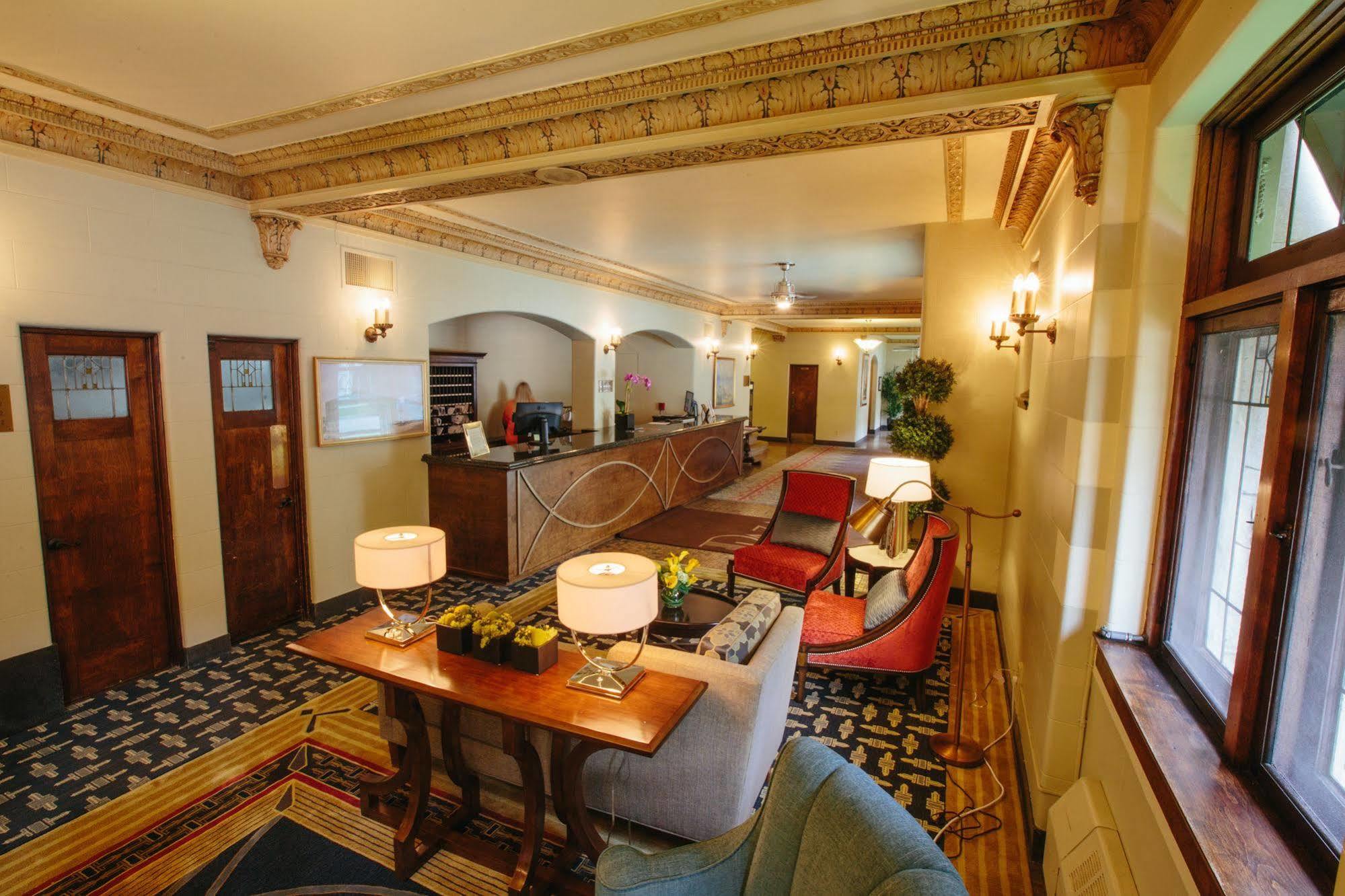The Plaza Hotel - Milwaukee Bagian luar foto
